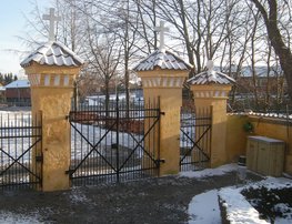 Indgangsport til kirkegård med link til at hente skema for elementet mure, portaler og andre bygværker